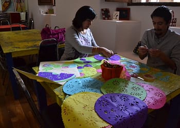 En algunas regiones cada color del papel picado tiene un significado y por eso se elige cuidadosamente para colocarlo en la ofrenda | Foto: Gobierno de Jalisco