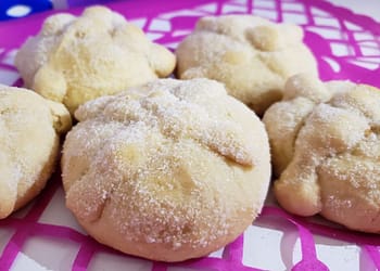 Según la costumbre mexicana el pan de muerto se coloca en los altares para honrar la memoria de los seres queridos | Foto: Gobierno de México