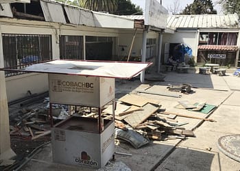 Los lavamanos portátiles ahora lucen el lema de la gobernadora Marina del Pilar Ávila Olmeda, como se aprecia en este modelo ubicado en el Cobach Plantel Ensenada.