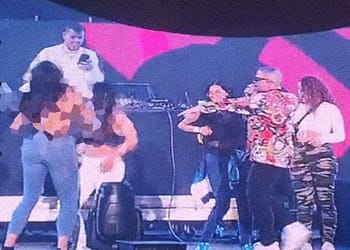 En el evento, Jowell y Randy pidieron a mujeres subir al escenario y quitarse el sostén | Foto: Twitter Flow Fest