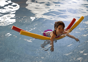 Los centros DIF ofrecen cursos de natación gratis pero si ya no hay cupo, puedes buscar otros sitios y deportivos | Foto: Pixabay