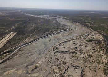 Donde antes había agua, flora y fauna, hoy es un paisaje desértico al que todavía llaman río San Rodrigo. Crédito: Omar Saucedo.