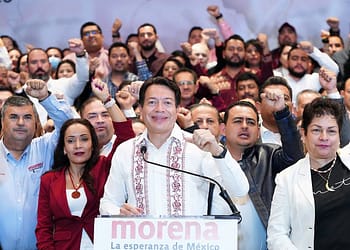 Mario Delgado recibió el documento y se comprometió a que será imparcial sin que intervengan proyectos personales | Foto: Especial