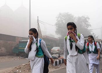 El calentamiento global también está empeorando la contaminación ambiental y, a su vez, las enfermedades crónicas no transmisibles como el asma y la enfermedad pulmonar obstructiva crónica | Foto: Project Syndicate