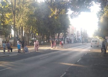 La mañana del domingo, varios capitalinos salieron al escuchar la alerta sísmica Foto: Twitter