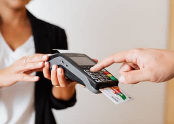 Cada tarjeta de crédito tiene diferentes condiciones dependiendo del banco con el que la tramites / imagen: pexels.com