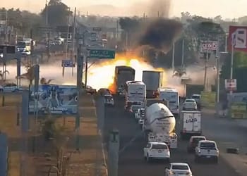 La explosión ocurrió en gasolinera ubicada en la carretera Tula-Tlahuelilpan, a la altura del Colegio de Bachilleres Foto: Captura de pantalla Twitter @AccionCivilMX