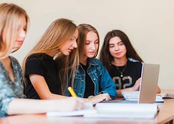 BécALAS es un iniciativa que tiene como objetivo brindar apoyos académicos a mujeres universitarias para incrementar su éxito académico y facilitar su incorporación al mundo laboral / imagen: freepik.es