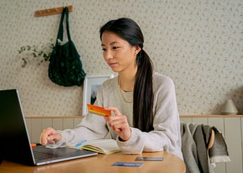 Si tienes una tarjeta de débito, es importante que conozcas los montos máximos de transferencias que puedes realizar y depósitos que puedes recibir para evitar problemas con el SAT / imagen: pexels.com