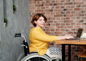 Forma parte de la primera Feria Nacional de Empleo para Personas con Discapacidad BBVA y consigue un trabajo adaptado a tus necesidades / imagen: pexels.com