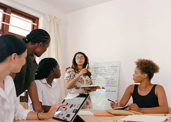 Si tú y tu grupo cercano de amigos quieren convertirse en emprendedores, los financiamientos del FONDESO son una buena opción para empezar a construir su negocio / imagen: pexels.com