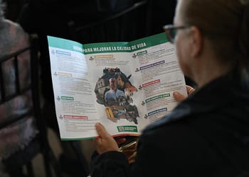 Electorado leyendo las propuestas de Manolo Jiménez.
