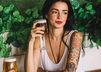 Se-puede-fumar-y-tomar-después-de-un-tatuaje