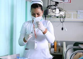 Sueldo de una enfermera del IMSS no es proporcional a su grado de estudios.
