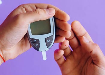 ¿Tu médico te recomendó adquirir un glucómetro? Si no sabes qué es ni cómo se utiliza, la siguiente información te será de utilidad.