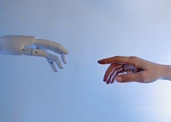 Muchos tecnólogos abogan por incorporar "reglas morales" a los sistemas de IA antes de que superen las capacidades humanas. Foto: Pexels.