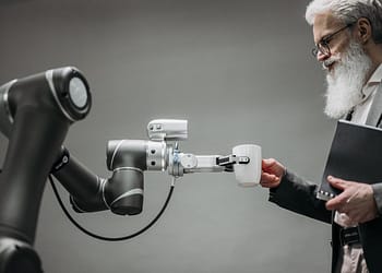 Los países y las empresas que no adopten la IA corren el riesgo de quedarse atrás y perder puestos de trabajo en favor de empresas extranjeras más innovadoras. Foto: Pexels.