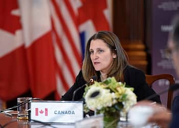 Canadá anunció que congelaba todos sus vínculos con el Banco Asiático de Inversión en Infraestructuras, un prestamista multilateral creado por China. Según la ministra de Finanzas de Canadá, Chrystia Freeland, la decisión responde a las acusaciones de que el gobierno chino ha llenado la institución de funcionarios del Partido Comunista de China que "operan como una policía secreta interna". Foto: Wikimedia.