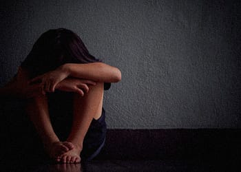 Hasta 20 años de cárcel por tener relaciones con un menor de edad portada