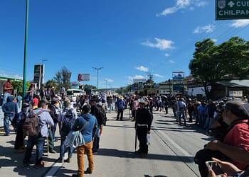 Pobladores de los municipios de Chilpancingo cierran la Autopista del Sol.
Imagen: En Serio Noticias Guerrero.