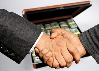 Un mundo de amiguismo y corrupción. Foto: Pixabay.