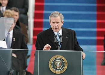 La decisión de la administración Bush de invadir Irak, un país soberano, ante la feroz oposición internacional y sin la aprobación del Consejo de Seguridad de la ONU. Al hacerlo, Estados Unidos dañó gravemente su propia credibilidad. Foto: Wikimedia.