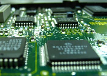 Dividir el mercado mundial de la tecnología y la innovación en dos categorías distintas -una con fines de defensa y otra que englobe todo lo demás- podría distorsionar los incentivos para el desarrollo tecnológico. Foto: Pixabay.