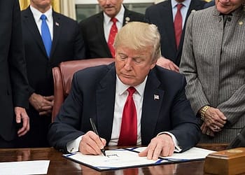 El esfuerzo por eliminar a Trump de la papeleta electoral ha recibido más apoyo en un reciente artículo de dos distinguidos profesores de derecho constitucional. Foto: Wikimedia.