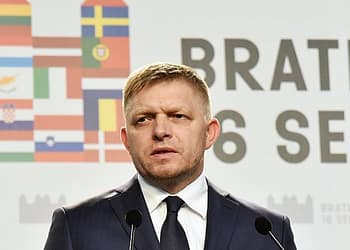 Tras un período de resistencia liberal al autoritarismo y a la corrupción, puede ocurrir que el archipopulista putinista Robert Fico  regrese al poder  en la próxima elección adelantada. Tal vez más que de  backsliding  habría que hablar de  careening  (bamboleo), término que proponen Hanley y Cianetti para expresar una trayectoria zigzagueante y a menudo impredecible. Foto: Wikimedia.