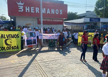 Ciudadanos salen a las calles para expresar su rechazo hacia proyectos que exploten las reservas naturales de Puerto Escondido.
Imagen: Salvemos Colorada.