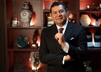 En Puebla se están midiendo en las encuestas finales tres mujeres y cuatro hombres. Compiten varias generaciones y, por consiguientes, varias trayectorias, perspectivas y propuestas. Ignacio Mier es de 1961 y Alejandro Armenta de 1969. Foto: Wikimedia.