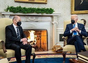 En junio, Scholz superó la oposición dentro de su coalición y ayudó a impulsar un importante acuerdo migratorio para reformar los procedimientos de asilo de la Unión Europea.  Foto: Wikimedia.