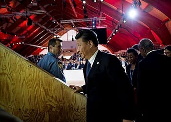 Pero su pesimismo sobre el futuro del capitalismo lo lleva a la “curiosa” afirmación de que la única “esperanza para las democracias del planeta radica en China”, donde el Presidente Xi Jinping “ha declarado la guerra a los nubistas y los capitalistas”. Foto: Wikimedia.