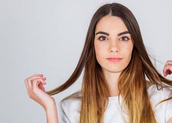 ¿Alguna vez te has preguntado cómo se llama la raya que divide el cabello? Aquí te compartimos la información | Foto: Freepik.