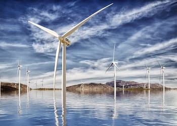 En el caso de la energía eólica marina, la disminución de los costos ha sido impulsada en gran medida por Ørsted y Equinor, dos empresas escandinavas que aprovecharon su experiencia en petróleo y gas marino para desarrollar parques eólicos marinos, que utilizan muchas de las mismas tecnologías. Foto: Pixabay.