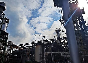 Rusia está ganando muchísimo dinero con sus ventas de petróleo y utiliza esos ingresos para comprar tanques, pagar soldados y mantener la guerra fuera de la mente de los ciudadanos rusos comunes y corrientes. Foto: Pixabay.