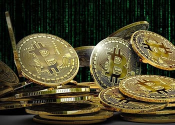 Las criptomonedas, como Bitcoin y Ethereum, dependen de programas y redes informáticos que no son controlados ni gestionados de manera centralizada. Foto: Pixabay.