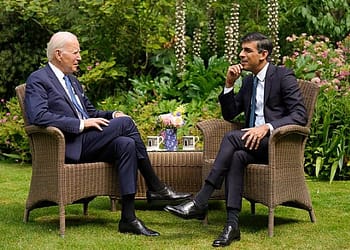 Tanto el código de conducta del G7 como la orden ejecutiva de Biden se refieren sólo de pasada a la necesidad de proteger a las poblaciones de las amenazas químicas, biológicas y nucleares generadas por la IA. Y el Primer Ministro del Reino Unido, Rishi Sunak, no mencionó en absoluto la grave amenaza que plantean las aplicaciones de IA relacionadas con armas nucleares, incluso cuando declaró que en la Cumbre de Seguridad de la IA se había llegado a un entendimiento compartido de los riesgos que plantea la IA. Foto: Wikimedia.