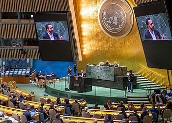 La Declaración Universal nos dice que debemos respetar los derechos de los demás y garantizar que no sean violados. Pero no nos dice cómo. Para ello, debemos involucrarnos en la política, donde se imponen decisiones difíciles. Foto: Wikimedia.