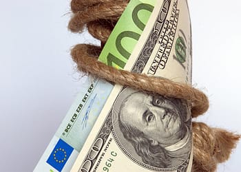 Para muchos, la solución a la angustia de la deuda de los países en desarrollo parece obvia: proporcionar alivio de la deuda a los países que lo necesitan, de modo que los pagos del servicio de la deuda puedan reasignarse al gasto en servicios sociales, como sanidad y educación. Pero la experiencia demuestra que esa reasignación no siempre está garantizada. Foto: Pixabay.