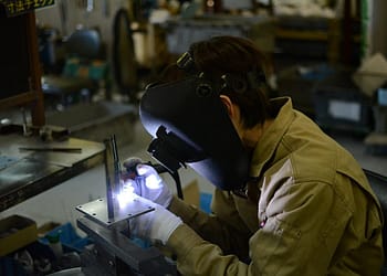 El problema ahora es que las industrias manufactureras ya no son los sectores absorbentes de mano de obra que alguna vez fueron. Foto: Pixabay.