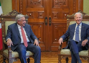 En 2024 habrá elecciones en muchos países, de Estados Unidos a Uruguay, de la India a Indonesia. El presidente saliente, Andrés Manuel López Obrador (AMLO), asumió el cargo en 2018 con una base social inusualmente amplia y lo dejará con su popularidad intacta. Foto: Wikimedia.