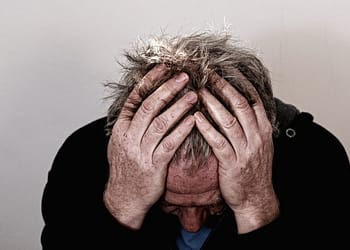 Actualmente, más del 25% de la población mundial manifiesta sentimientos de aislamiento social y soledad, y más de 150.000 personas entre 15 y 29 años se suicidan cada año. Foto: Pixabay.