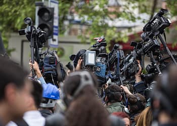 Hasta ahora el papel de los medios públicos en la contienda por la percepción pública ha sido marginal, por su contenido, alcance y cobertura. Sin embargo, en los últimos años son los que más se han reinventado y cada día adquieren mayor relevancia en la contienda por la percepción pública, pues cuentan, igual que los medios tradicionales, con las redes sociales como nuevos canales de distribución de contenidos que amplifican su alcance, cobertura e influencia. Foto: Pixabay.