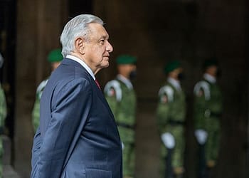 Si para AMLO primero eran los pobres fue plausible coincidir que era “un peligro para México”, porque las clases medias no solo se sintieron ninguneados, sino que creyeron que AMLO pretendía hacer una república de pobres. Ese fue el argumento que permeó en buena parte de las clases medias en ese entonces. Foto: Wikimedia.