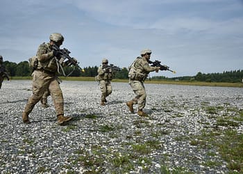 Para que Ucrania pueda seguir defendiéndose –y tener posibilidades de ganar la guerra– Estados Unidos y Europa deben proporcionar más armas y apoyo, incluida cobertura aérea. Lo más importante es que no deben olvidar que Ucrania está luchando por valores occidentales compartidos. Foto: Pixabay.