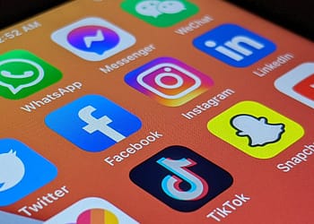 Las instituciones educativas también deben enseñar a los estudiantes alfabetización mediática. Foto: Pixabay.