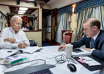 REDESCUBRIENDO LA POLÍTICA INDUSTRIAL. Siete décadas después, esta forma de pensar ha cobrado nueva relevancia, porque ofrece el marco necesario para poner en práctica la “estrategia industrial y de innovación moderna” que el asesor de seguridad nacional del presidente estadounidense Joe Biden , Jake Sullivan, presentó el 27 de abril de 2023. Foto: Wikimedia.