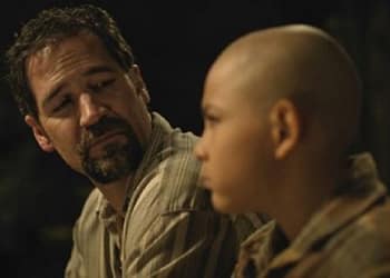 No es fácil conciliar el mundo inocente de la niñez con la violencia inherente de las acciones ilícitas de los adultos que rodean a Tochtli, y, sin embargo, este objetivo se logra en el filme Fiesta en la madriguera. Foto: Cineteca Nacional México. https://www.cinetecanacional.net/detallePelicula.php?FilmId=HO00007332#gsc.tab=0