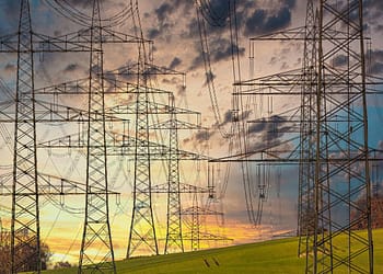 Para afrontar estos desafíos, los tres componentes del sistema eléctrico deben integrarse en las llamadas redes inteligentes, que son gestionadas por sistemas digitales y, cada vez más, por IA. Foto: Pixabay.